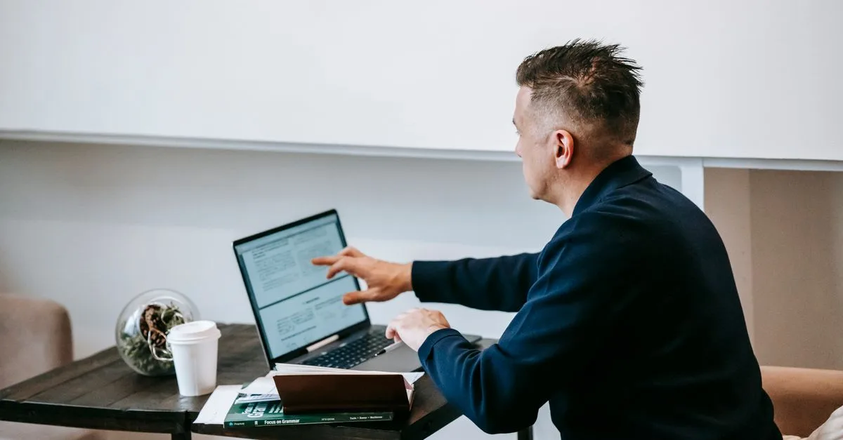 découvrez les critères essentiels pour choisir une formation professionnelle en ligne efficace et adaptée à vos besoins.